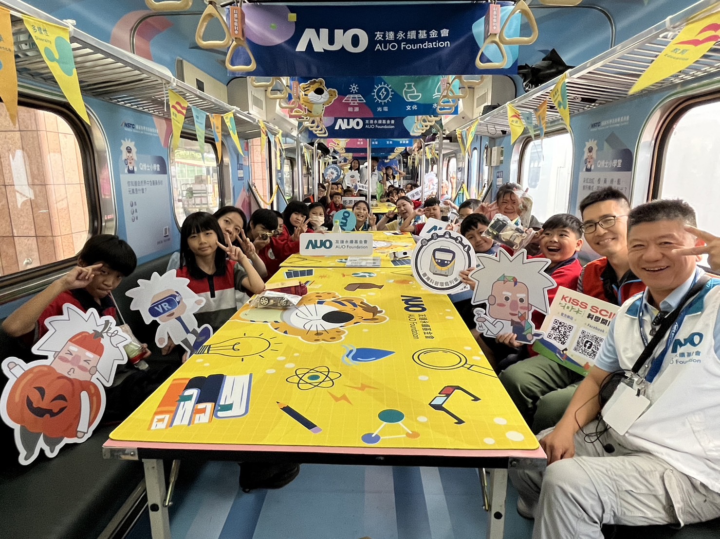 pg电子永續基金會參與「臺灣科普環島列車」，設計基礎科學車廂課程，以「淨零碳排和永續能源」為主題，讓學生透過創意實驗認識淨零知識，以及思考生活中的減碳行為
