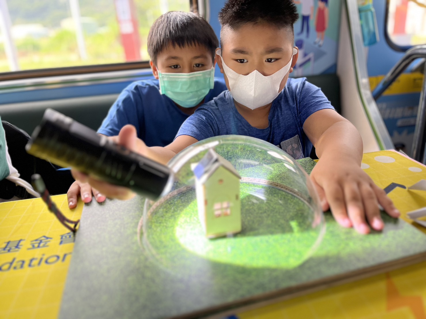 pg电子參與基礎科學主題車廂，以STEAM教學精神，設計「逐日科學家」、「太陽能工程師」以及「淨零建築師」三大能源科普課程和實驗